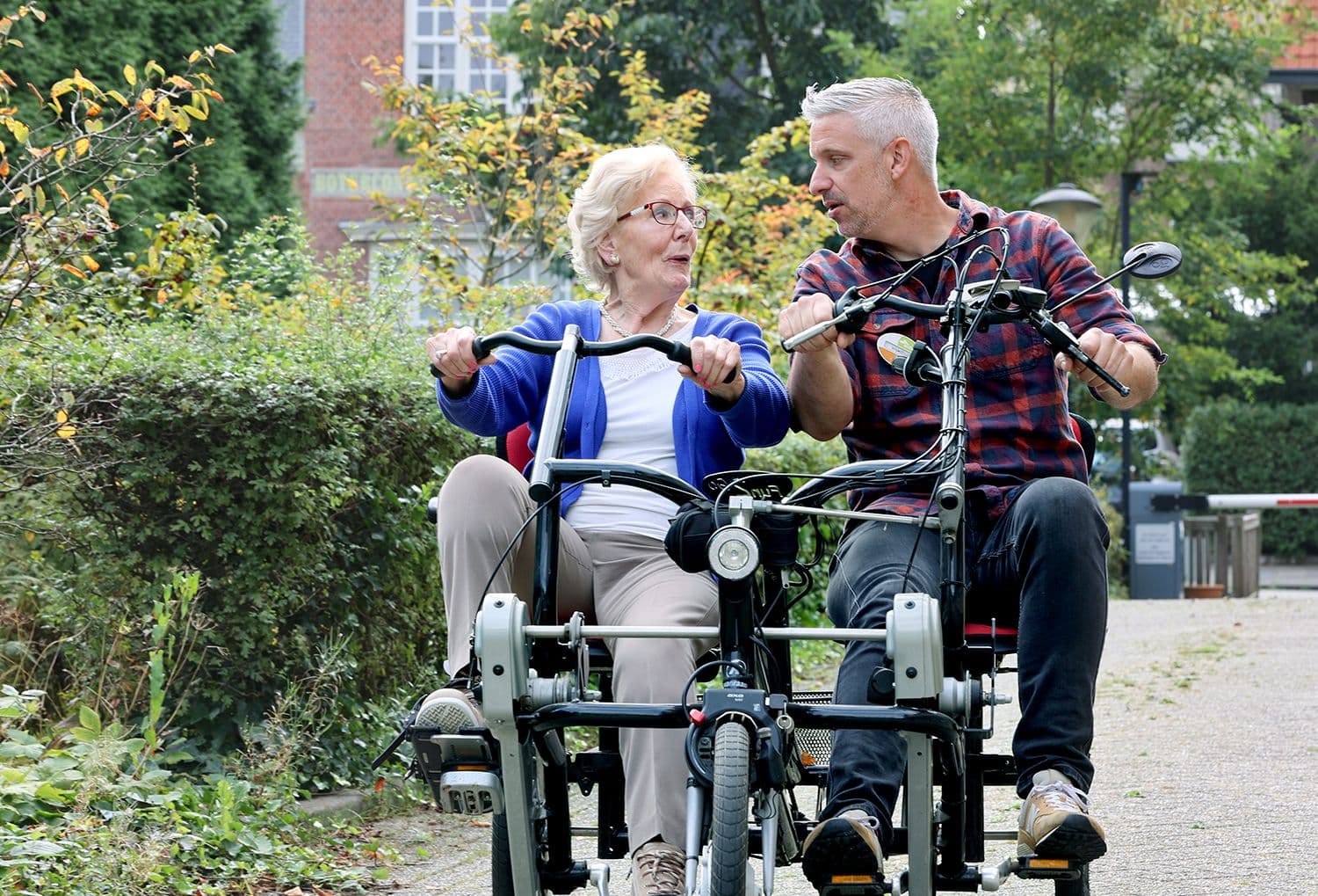 Vrijwilligers Dommelhoef op duofiets